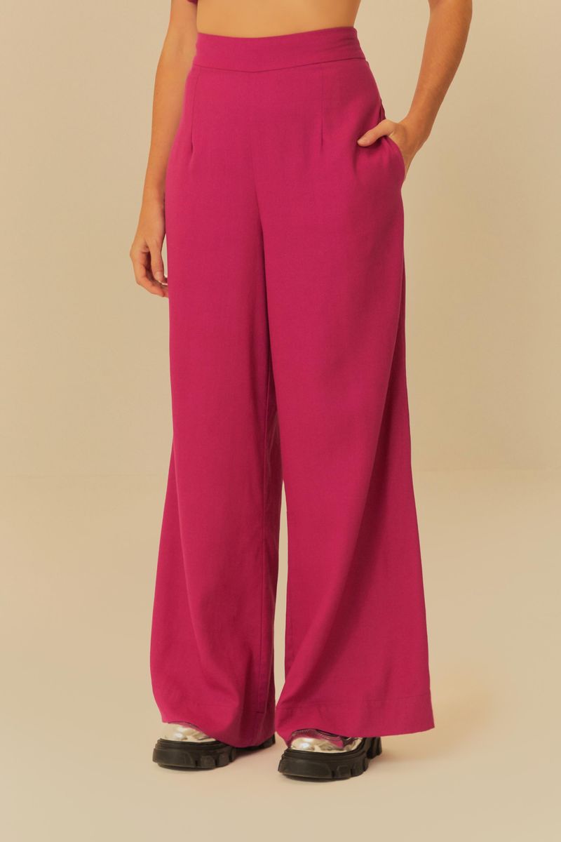 Vista-de-cerca-del-pantalon-recto-verde-claro-mostrando-detalles-del-cinturon-y-los-pliegues.