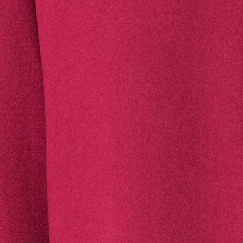 Detalle-de-la-tela-fluida-del-pantalon-recto-verde-claro-mostrando-textura-y-acabado.