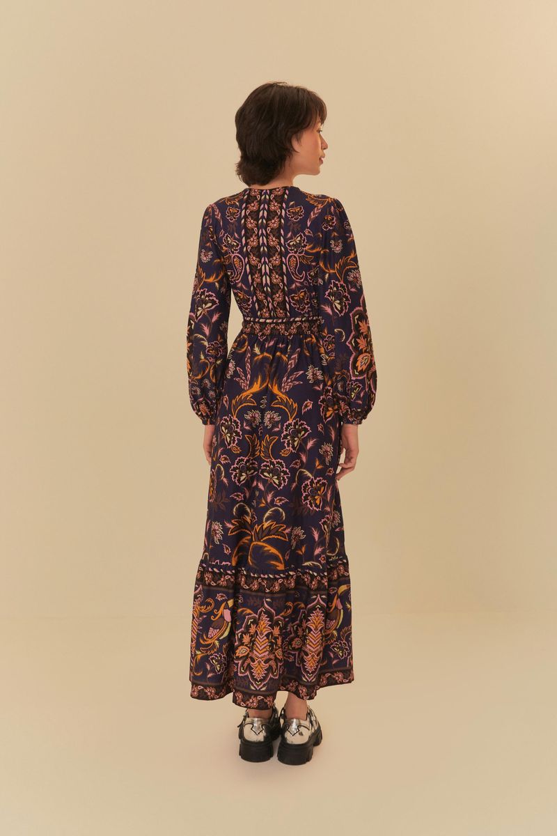 Vestido largo estampado con escote en V y mangas largas, mostrado de espaldas.