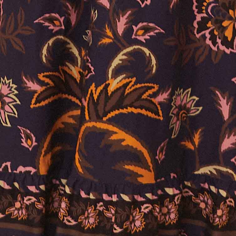 Detalle del estampado del vestido largo con elementos botánicos y ornamentales.