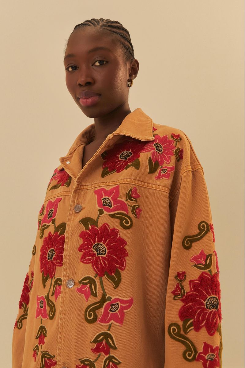 Camisa de sarga bordada con flores, vista frontal mostrando detalles del bordado.