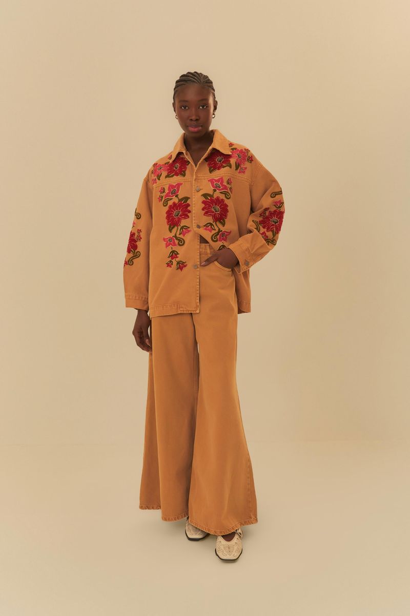 Modelo vistiendo camisa de sarga bordada con flores, combinada con pantalón amplio.