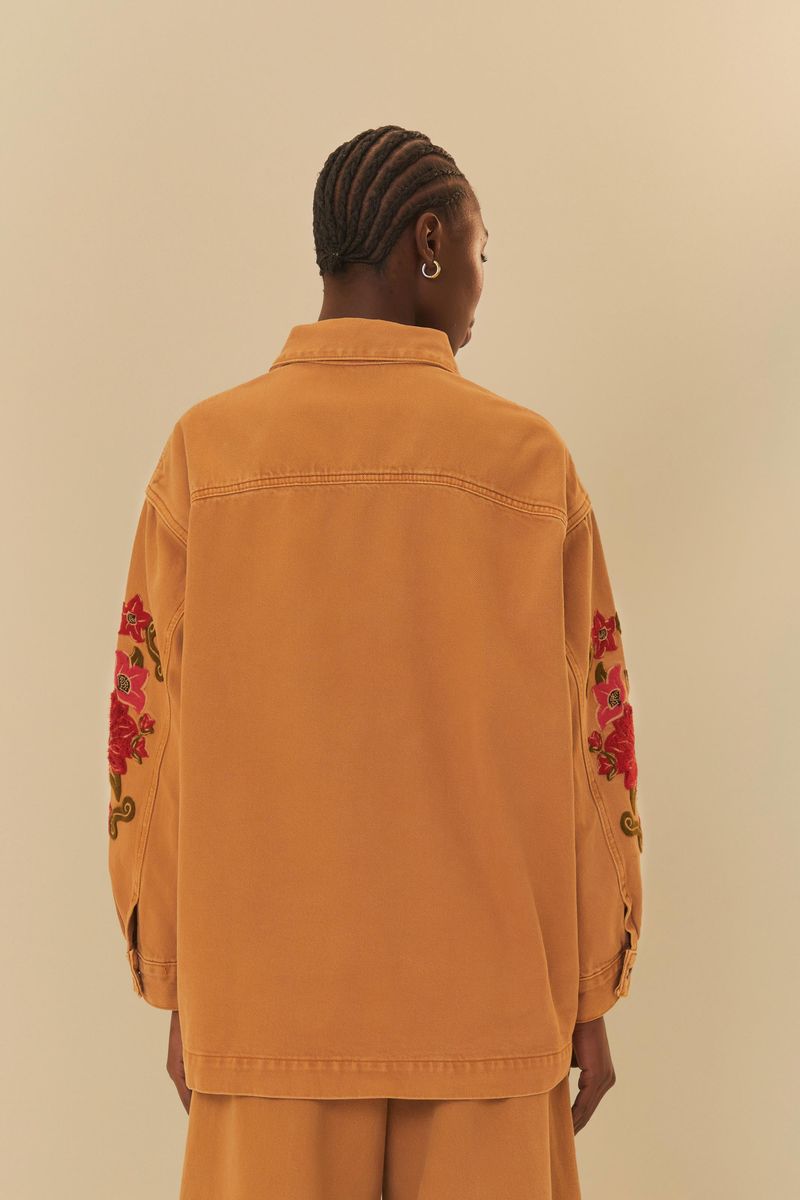 Vista trasera de la camisa de sarga bordada con flores, mostrando el diseño completo.