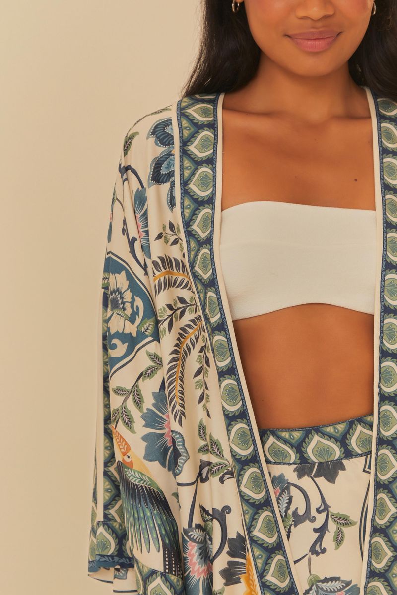 Detalle del estampado del Kimono Romance De Tucano, con elementos tropicales.