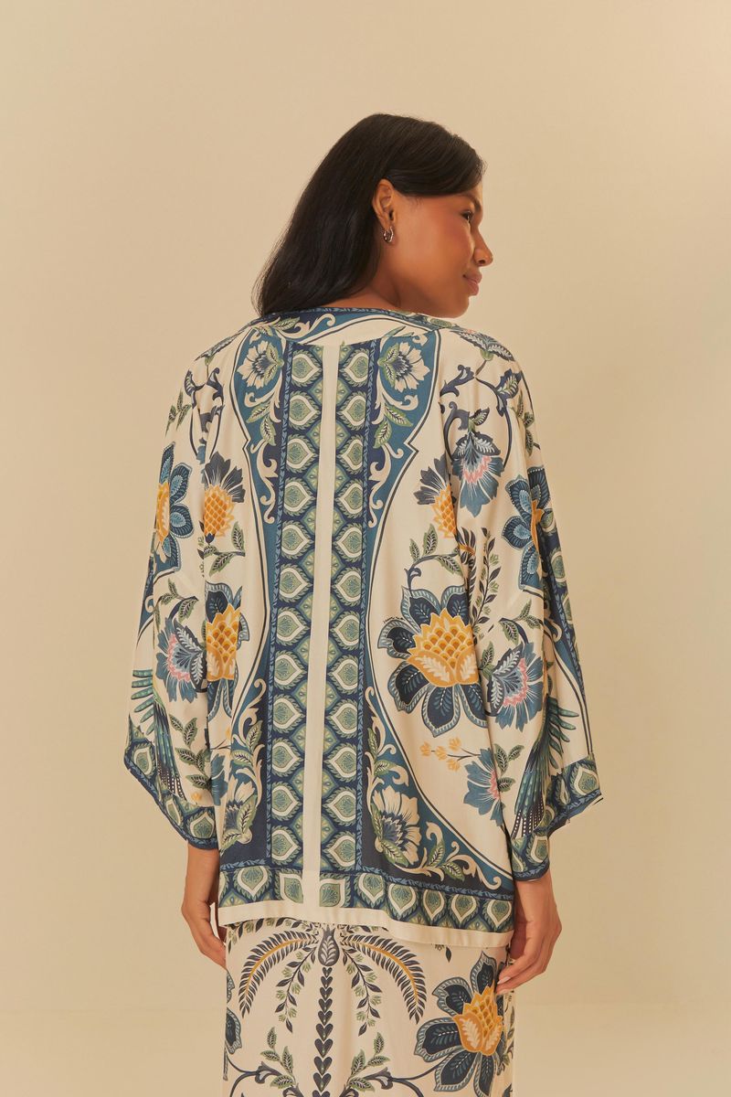 Vista trasera del Kimono Romance De Tucano, mostrando el patrón del estampado.