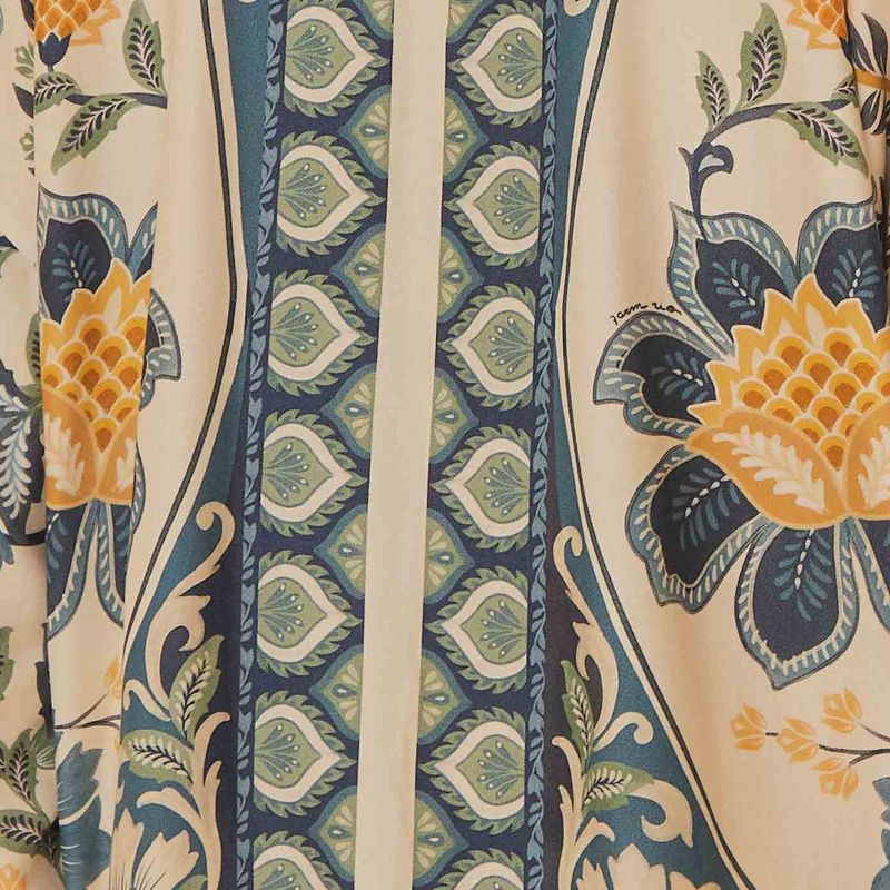 Close-up de la tela del Kimono Romance De Tucano, destacando los detalles del estampado.