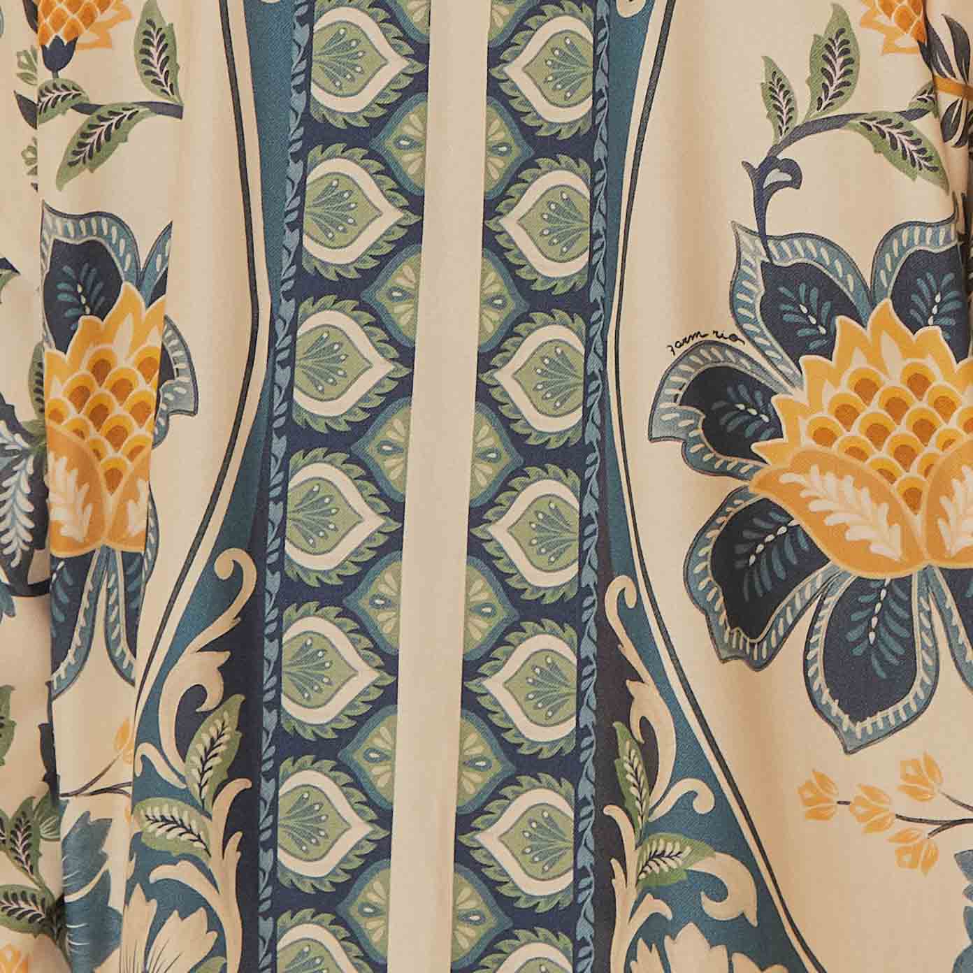 Close-up de la tela del Kimono Romance De Tucano, destacando los detalles del estampado.