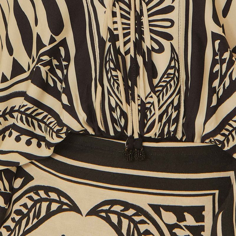 Detalle del patrón geométrico del body estampado en blanco y negro.