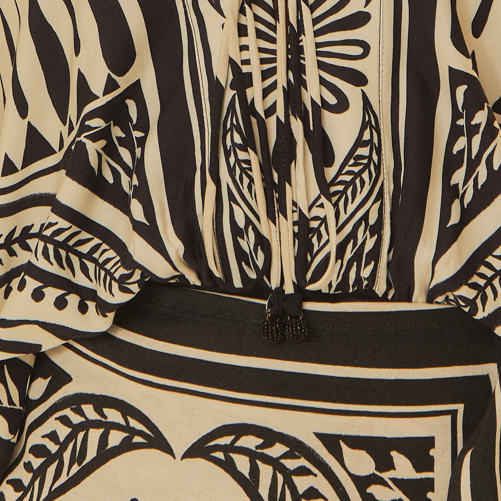 Detalle del patrón geométrico del body estampado en blanco y negro.