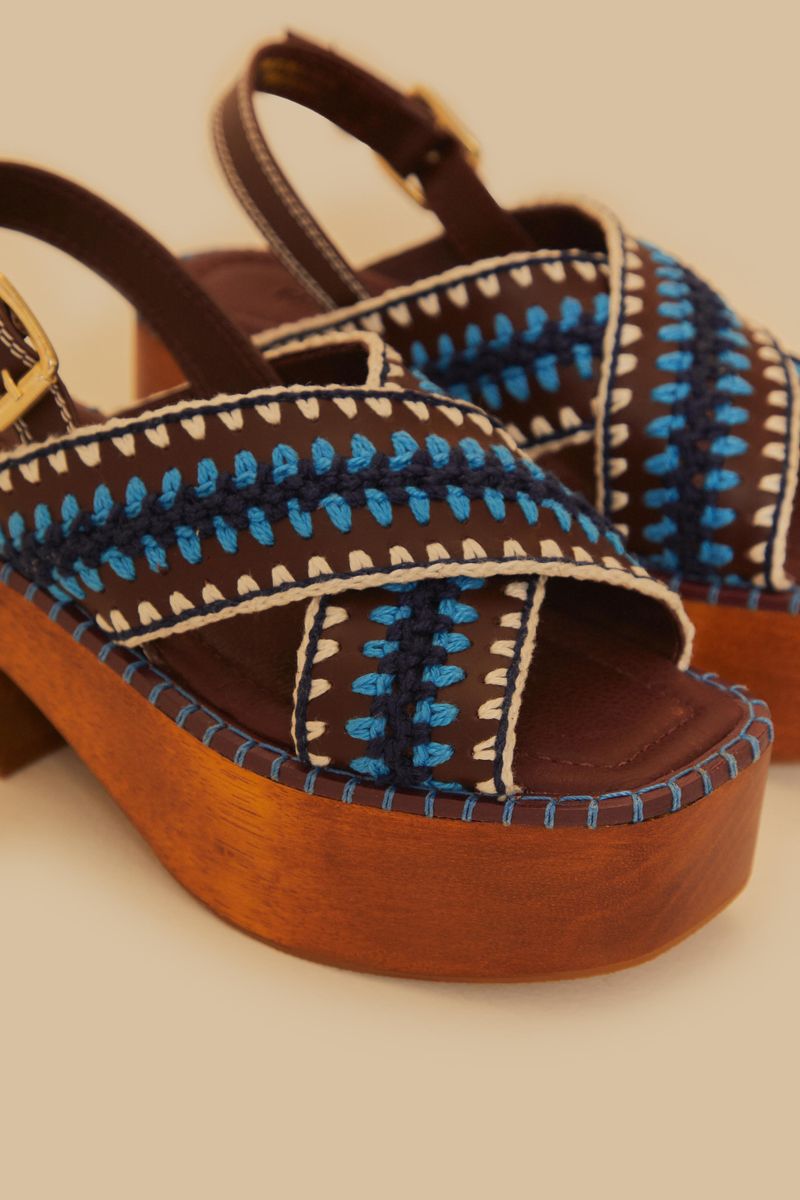 Detalle de las tiras trenzadas del sand clog.
