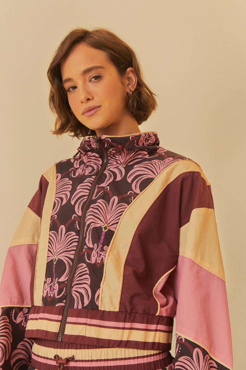 Chaqueta-estampada-tropical-con-capucha-ajustable-y-detalles-en-rosa-claro-y-marron-vista-frontal.