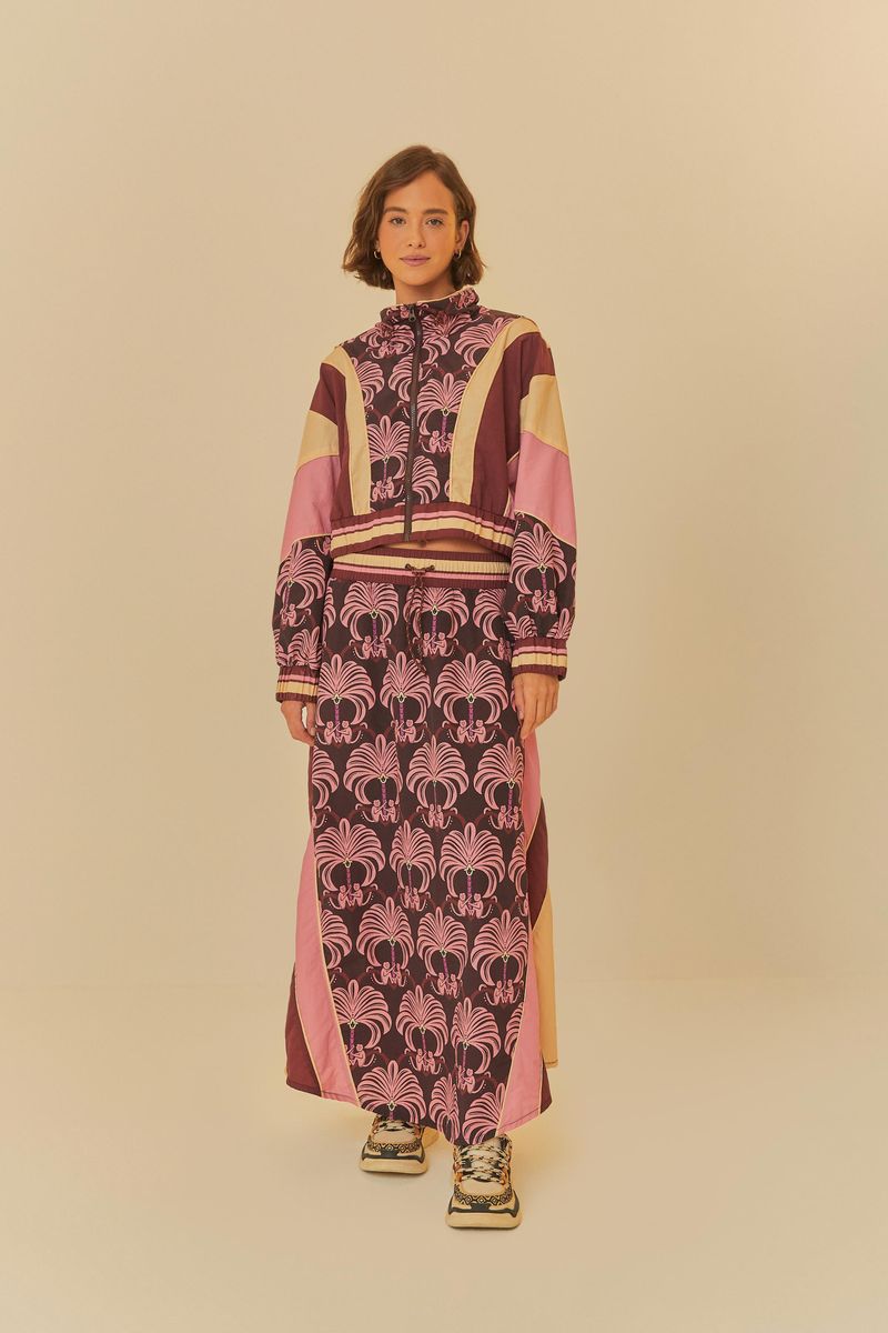 Chaqueta-estampada-tropical-con-capucha-ajustable-y-detalles-en-rosa-claro-y-marron-vista-completa.