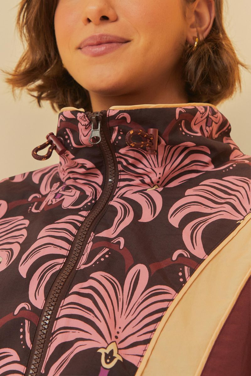 Detalle-del-cierre-por-cremallera-y-estampado-tropical-en-rosa-claro-y-marron.