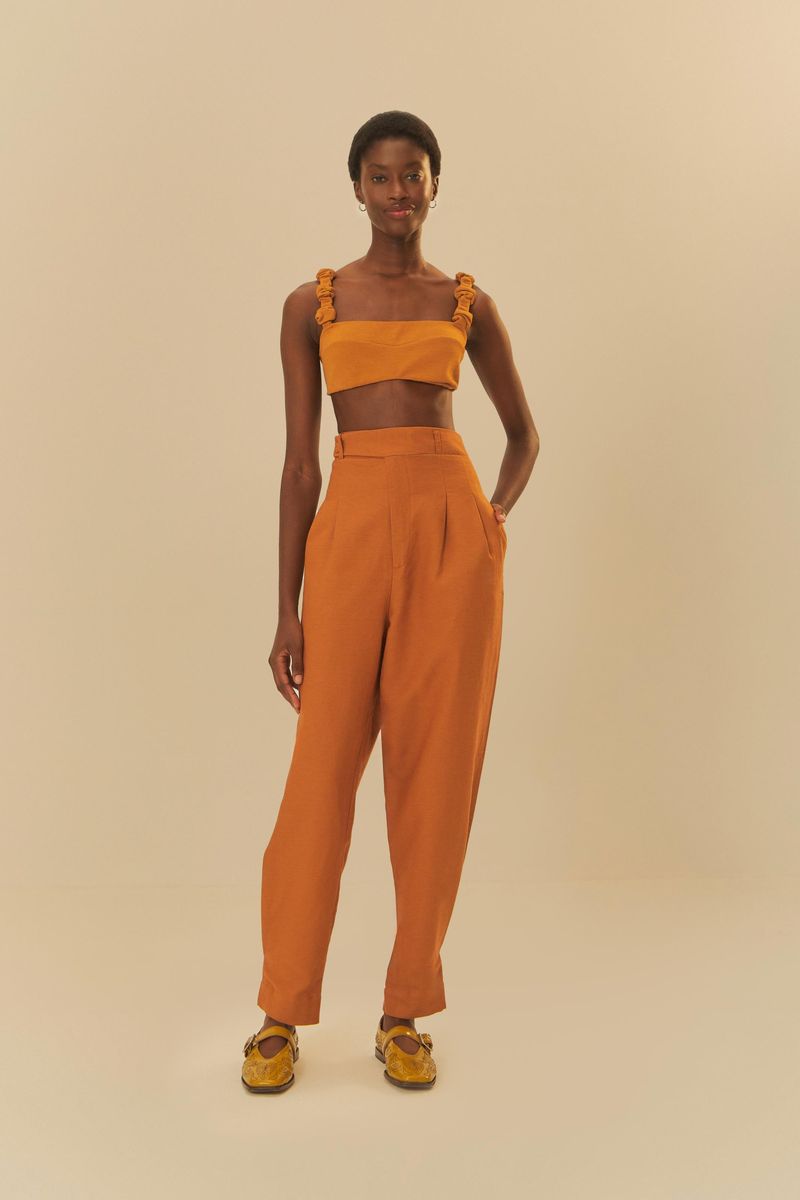 Modelo-usando-un-pantalon-estilo-zanahoria-en-tono-ocre-vista-frontal.