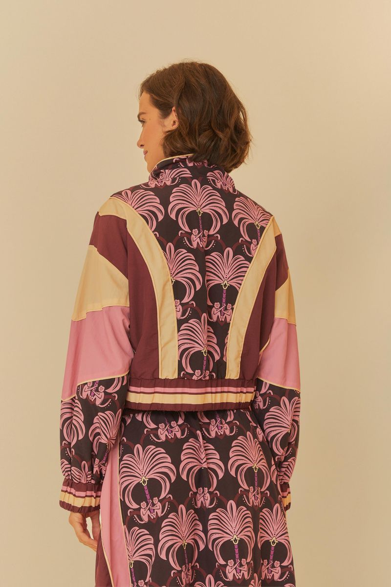 Vista-trasera-de-la-chaqueta-estampada-tropical-con-detalles-en-rosa-claro-y-marron.