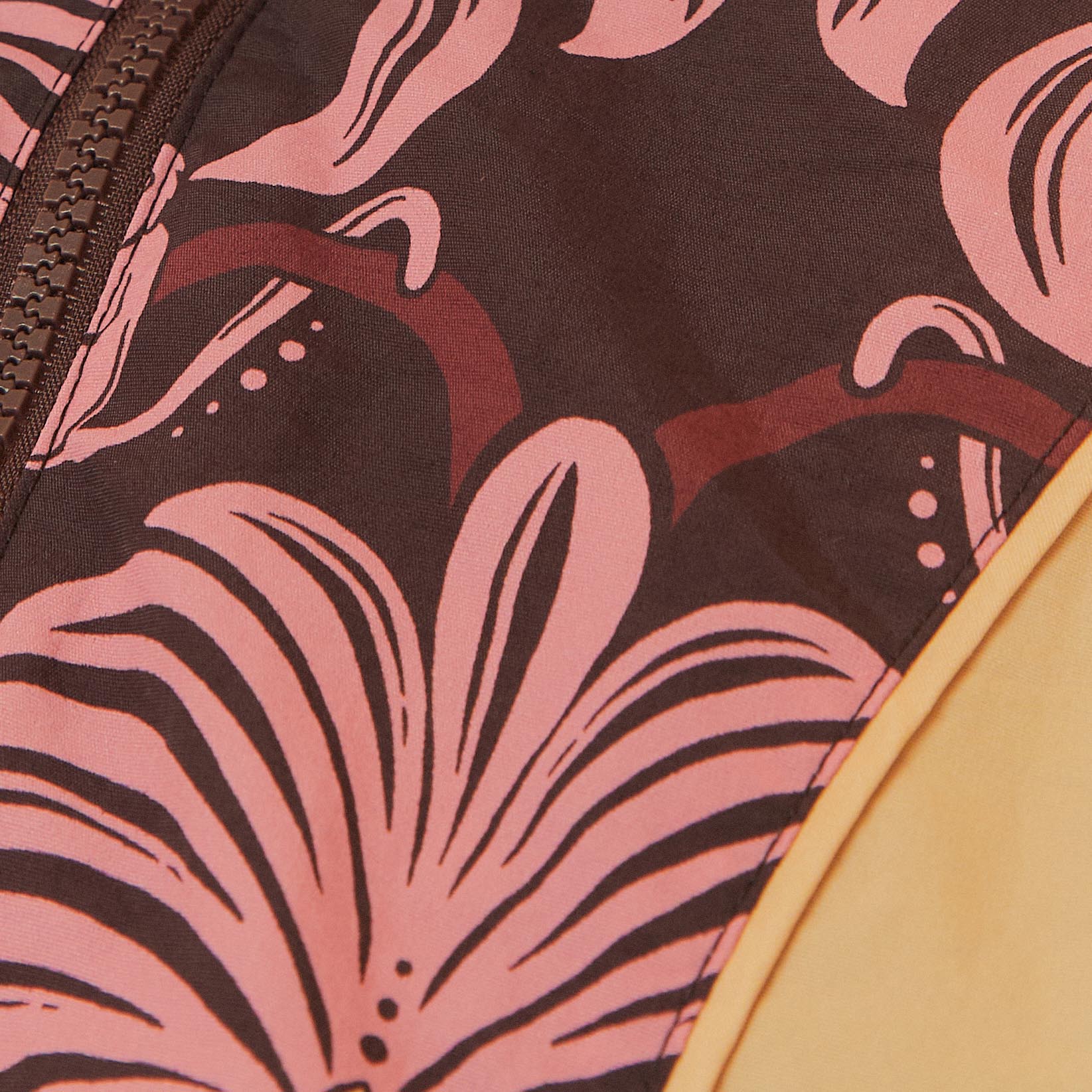 Primer-plano-del-estampado-tropical-en-rosa-claro-y-marron-con-detalles-vibrantes.