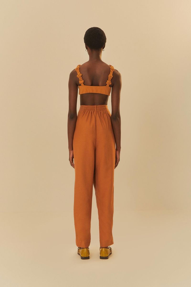 Vista-trasera-del-pantalon-estilo-zanahoria-en-tono-ocre-mostrando-ajuste-comodo.