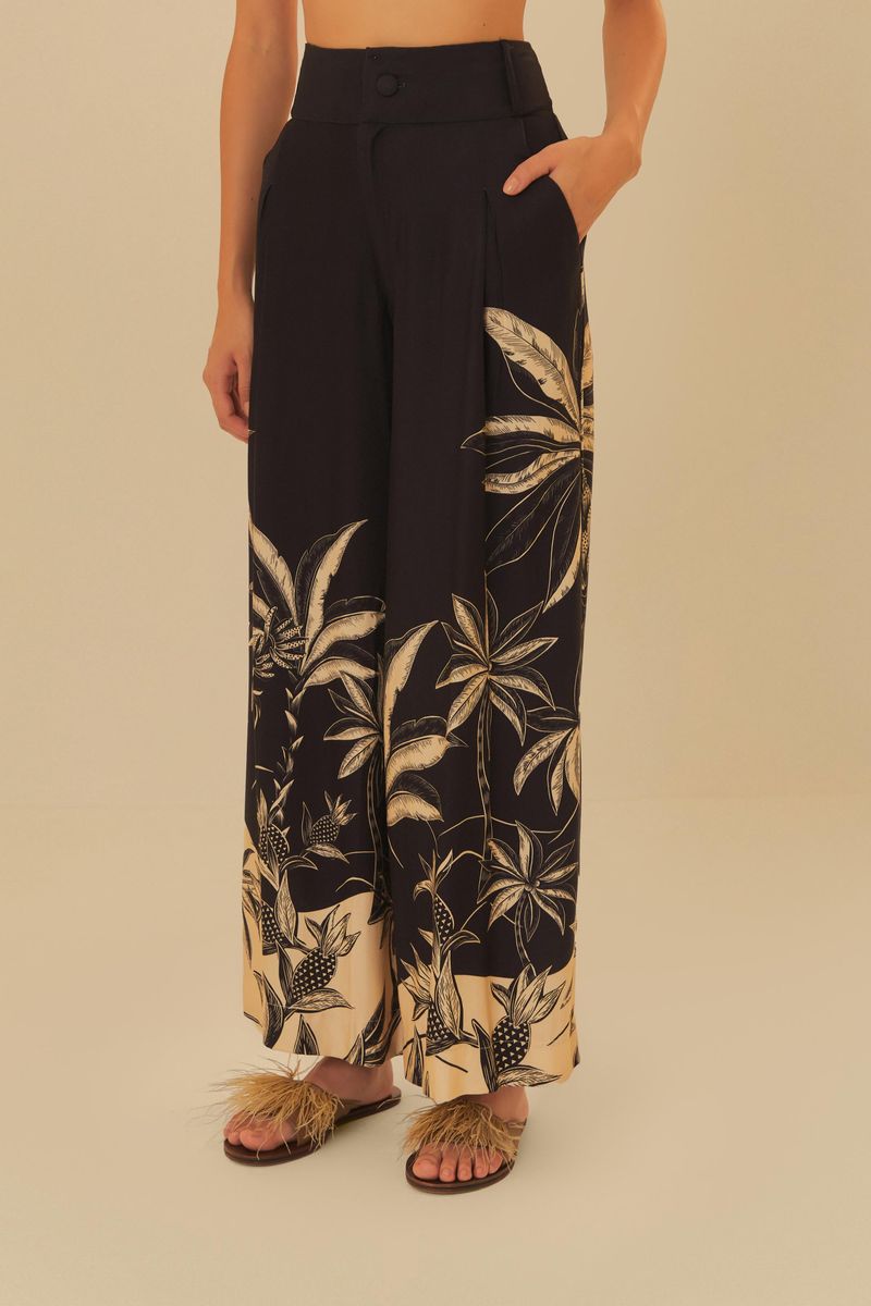 Detalle de la cintura ajustable del pantalón estampado.