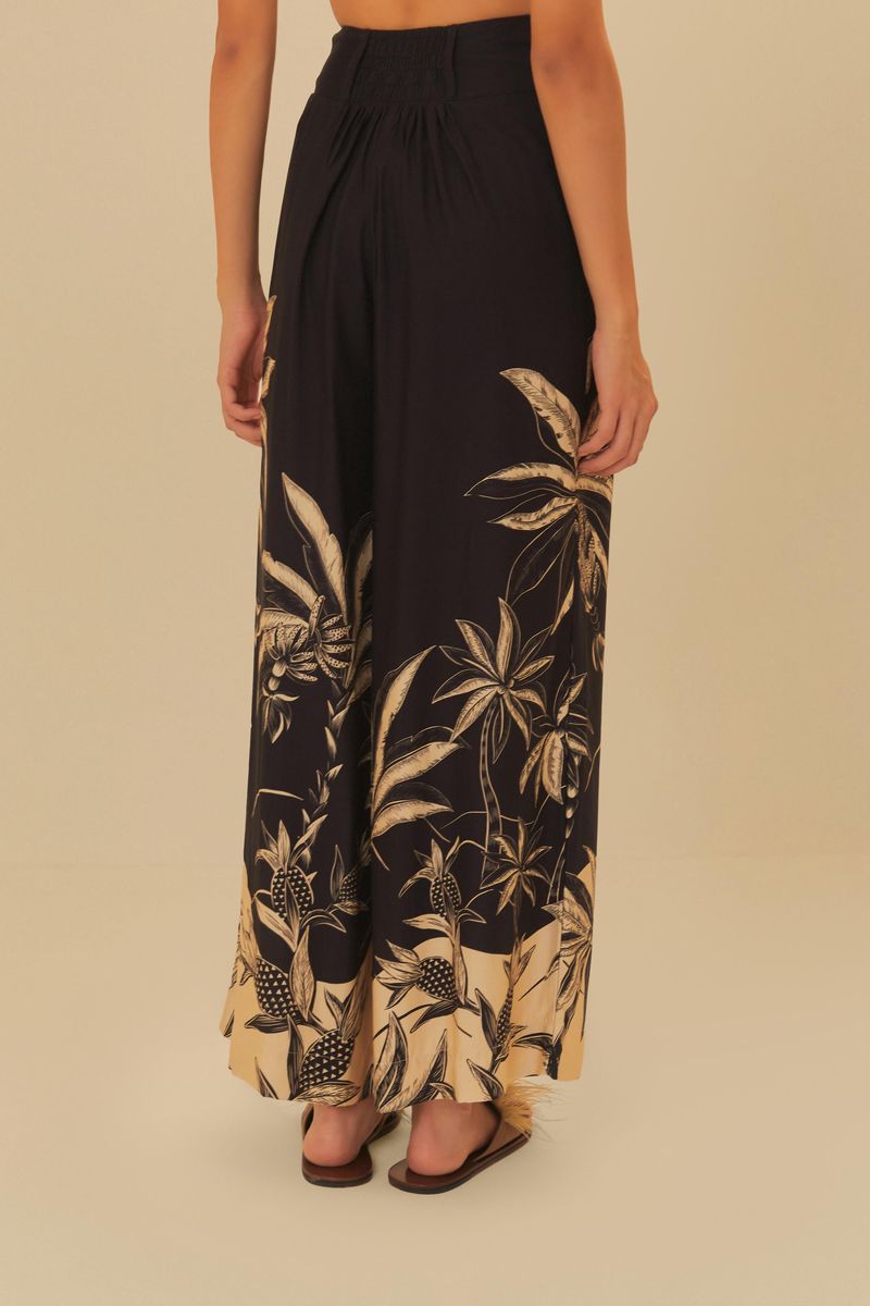 Modelo luciendo pantalón estampado con blusa combinada, en pose relajada.
