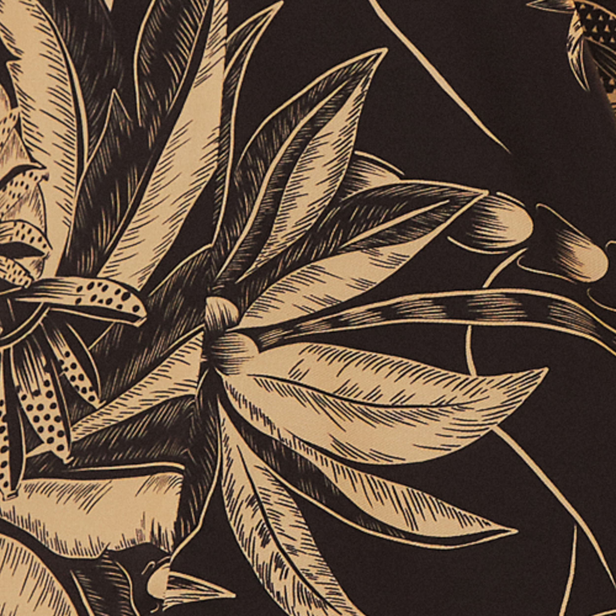 Primer-plano-del-estampado-tropical-en-tonos-de-negro-y-beige.