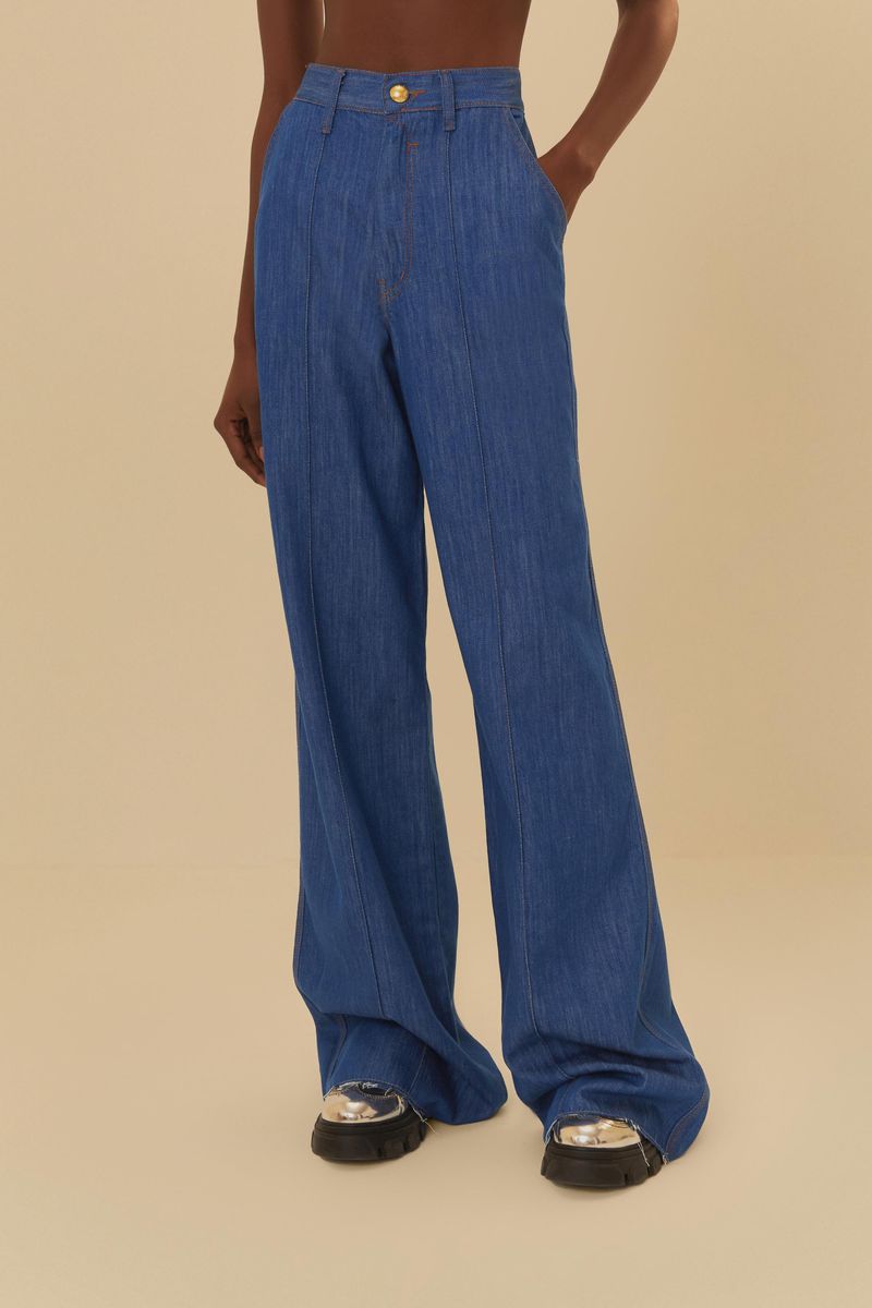 Primer plano del pantalón jeans azul mostrando el corte recto y fluido
