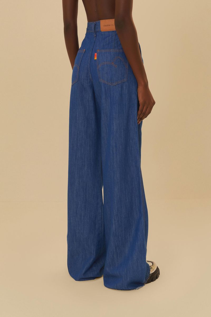 Vista trasera del pantalón jeans azul destacando los bolsillos y el ajuste en la cintura