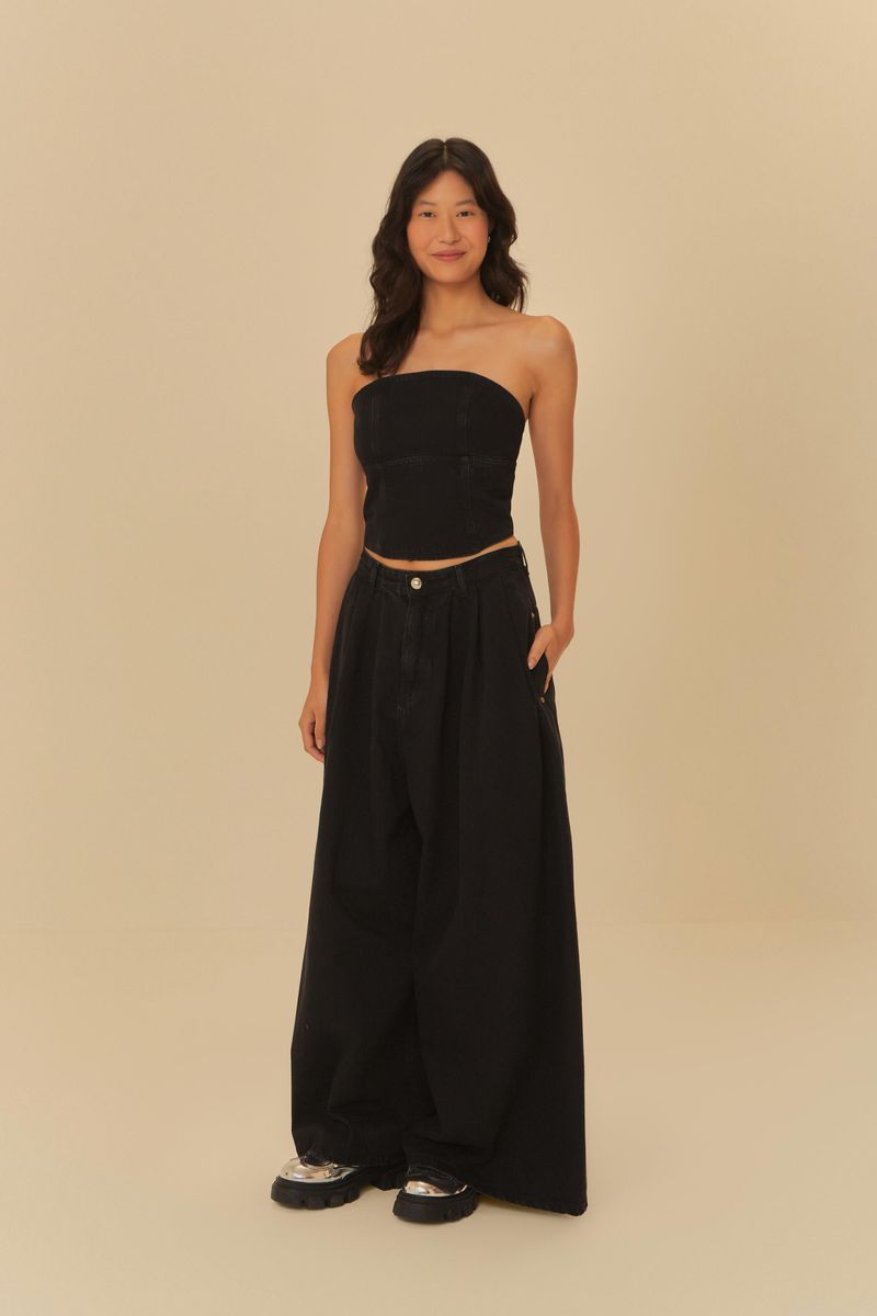 Corsé negro sin tirantes en denim, vista completa con pantalón.