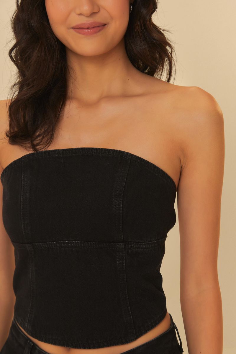 Corsé negro sin tirantes en denim, detalle del escote.
