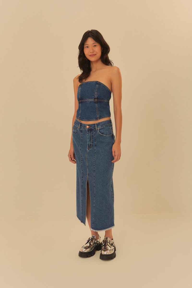Modelo-usando-el-corse-jeans-sin-tirantes-con-falda-jeans-mostrando-el-conjunto-completo.