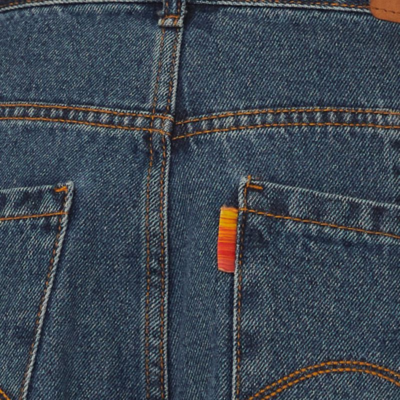 Detalle-del-tejido-denim-del-corse-jeans-sin-tirantes-con-costuras-y-textura-visibles.