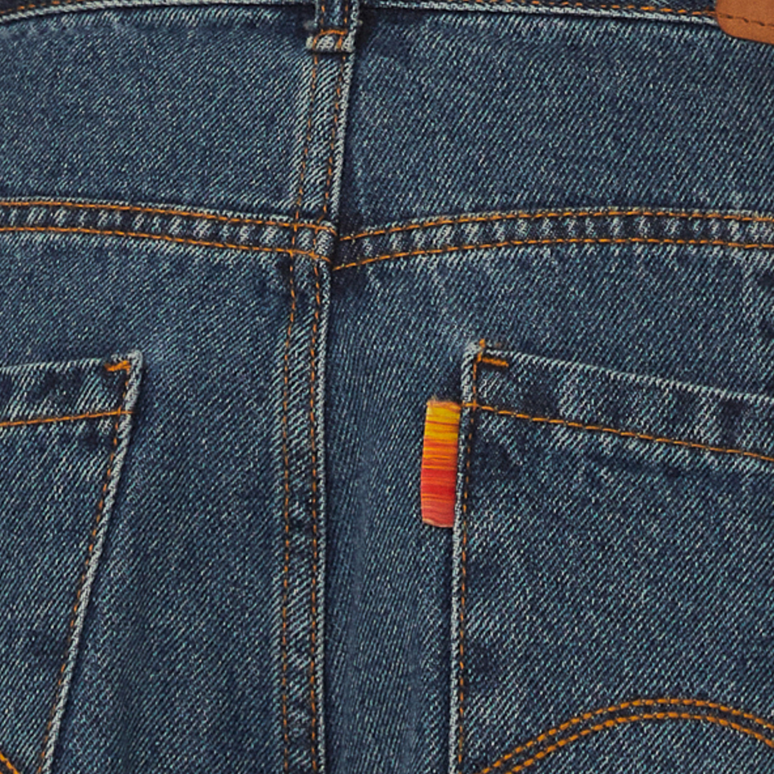 Detalle-del-tejido-denim-del-corse-jeans-sin-tirantes-con-costuras-y-textura-visibles.
