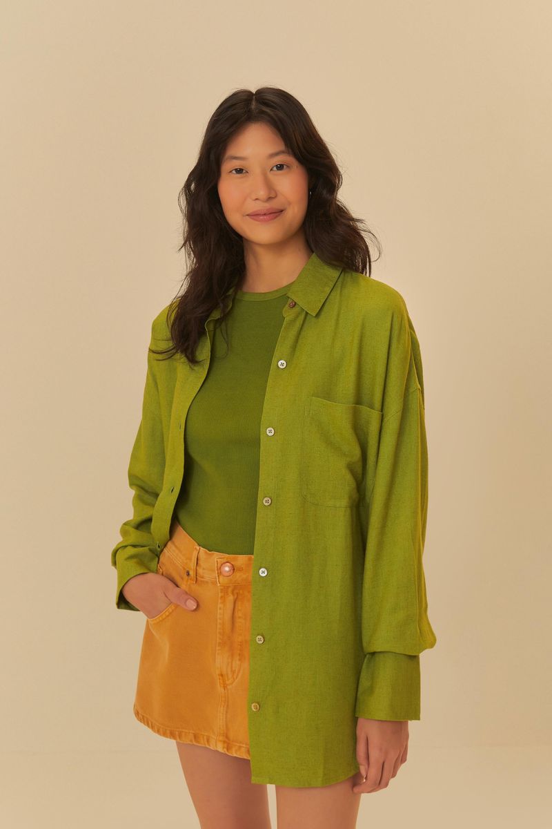 Modelo-vistiendo-el-short-falda-sarga-bisne-con-camisa-verde.