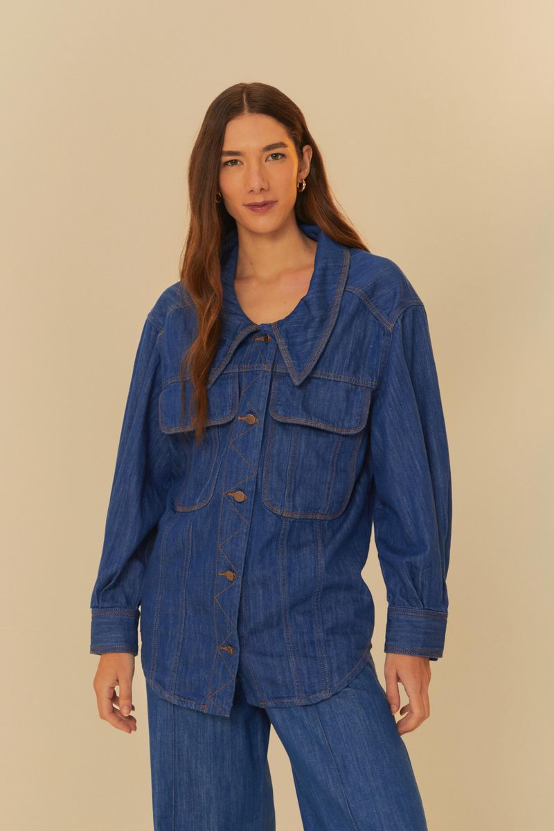 Camisa amplia en denim azul índigo con pespuntes contrastantes, vista frontal.