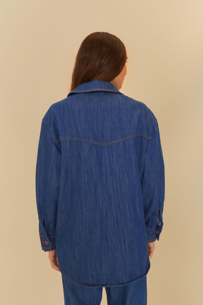 Vista trasera de la camisa amplia en denim azul índigo.