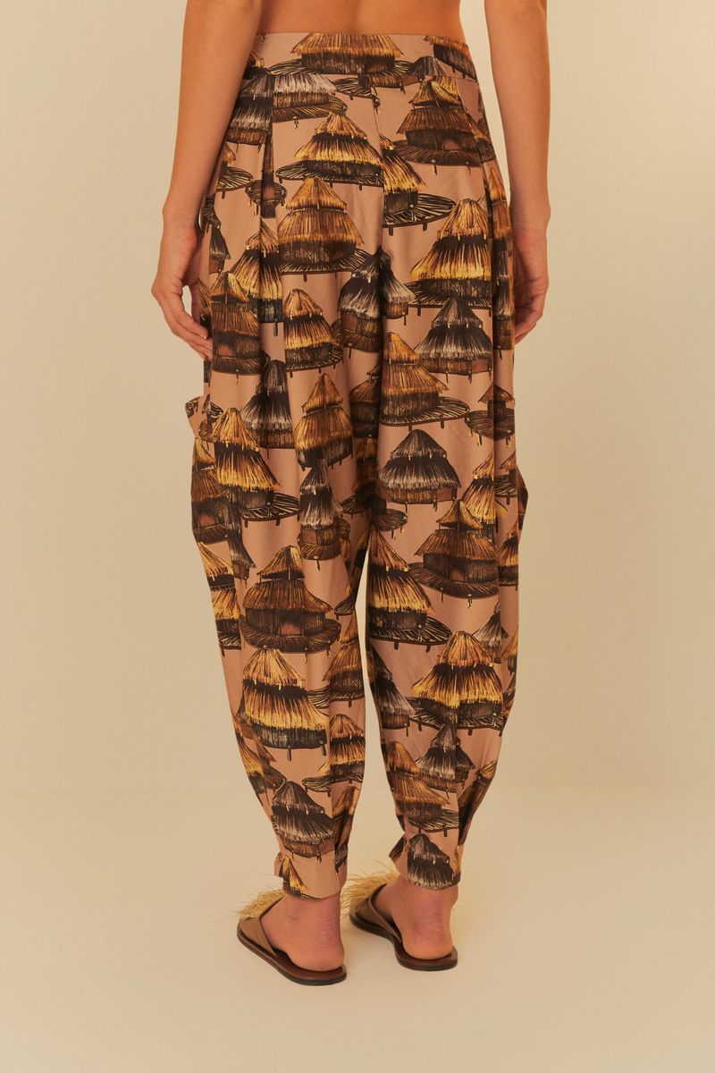 Vista-trasera-del-pantalon-estampado-destacando-el-corte-suelto-y-los-detalles-de-los-bolsillos.