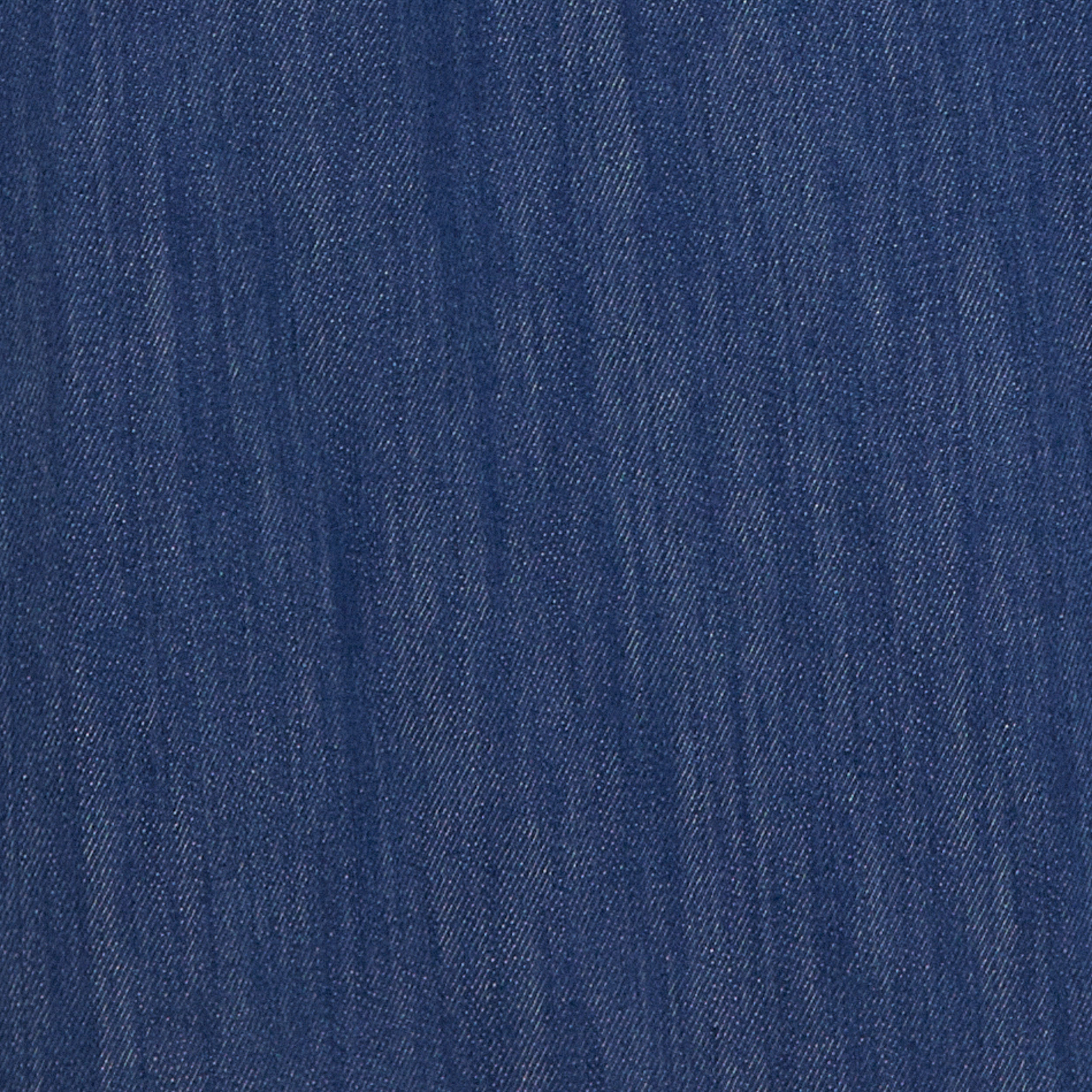 Vista-detallada-del-tejido-azul-indigo-con-pespuntes-contrastantes.