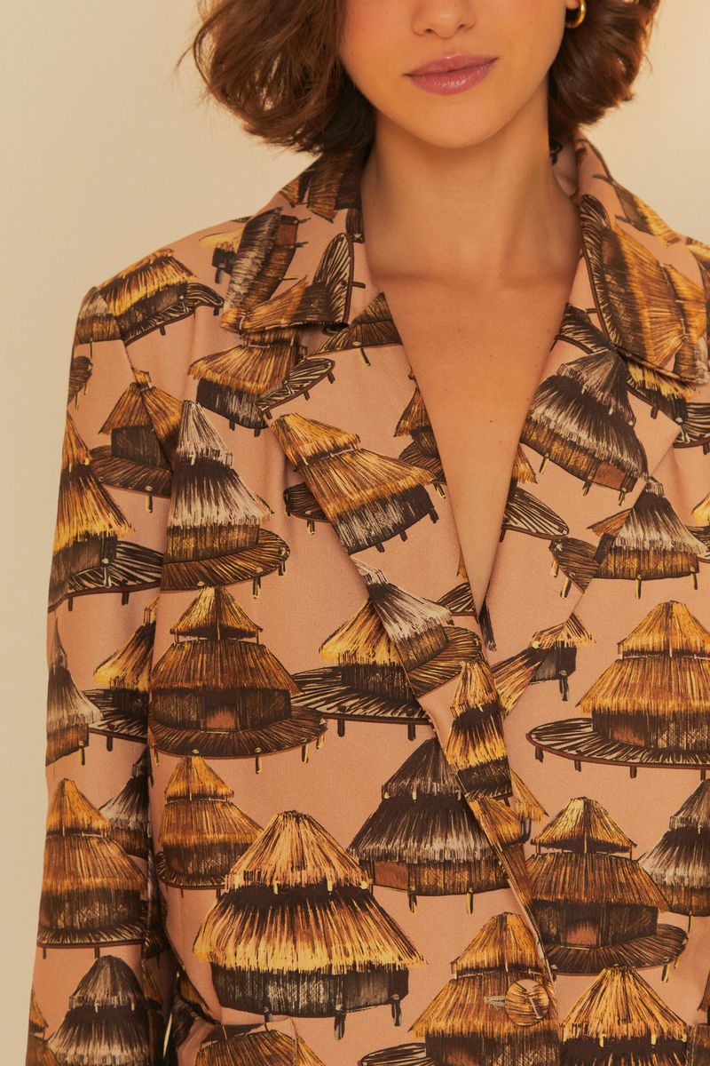 Detalle de la solapa y estampado del blazer.