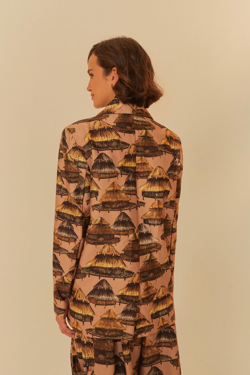 Vista trasera del blazer estampado.