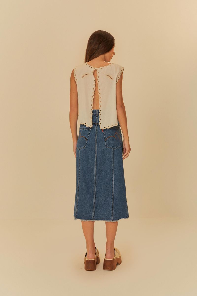 Vista trasera de una falda jeans recta midi con detalle de cintura alta y abertura.