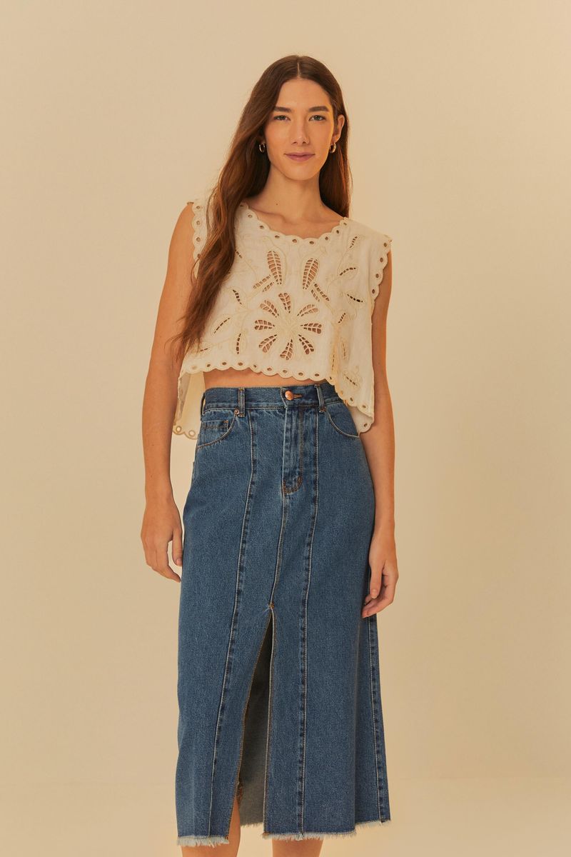 Vista frontal de una falda jeans recta midi en azul denim, destacando la abertura frontal.