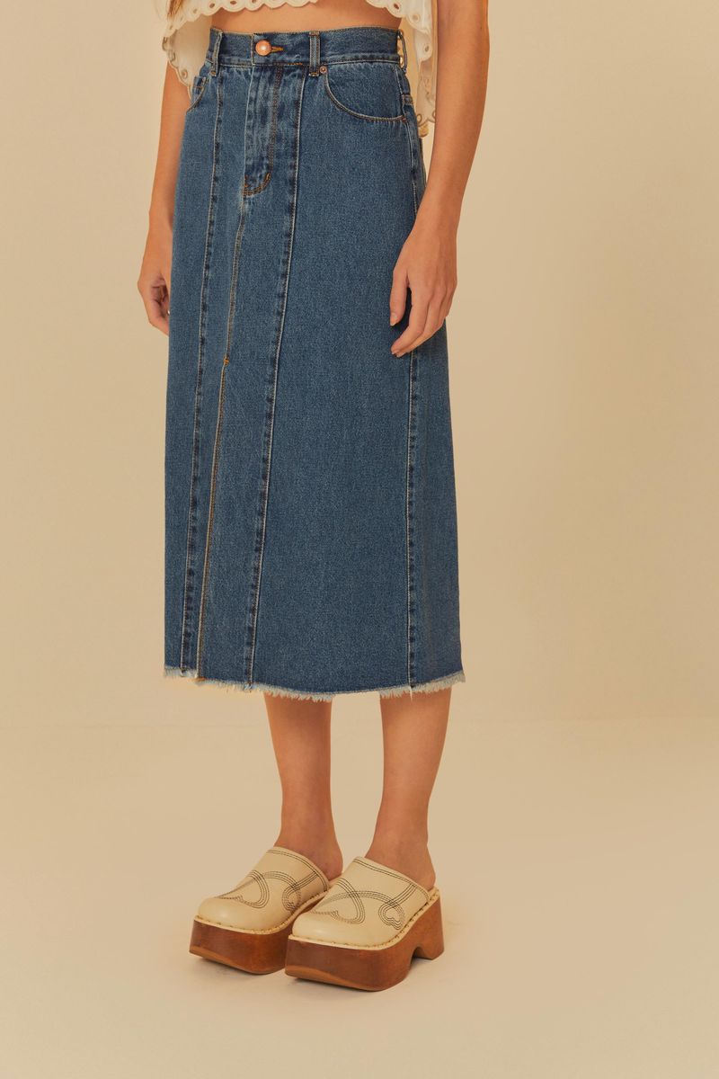 Acercamiento de una falda jeans recta midi, mostrando la tela denim y el corte recto.