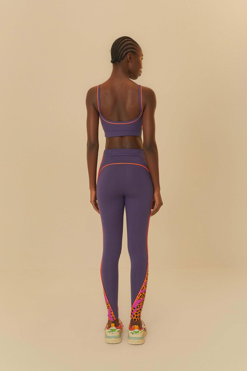 Vista-posterior-de-la-legging-morada-con-cortes-estampados.