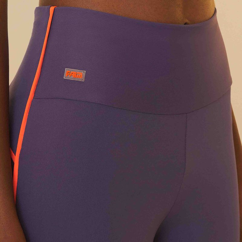Detalle-de-la-pretina-de-la-legging-morada-con-logo-de-la-marca.