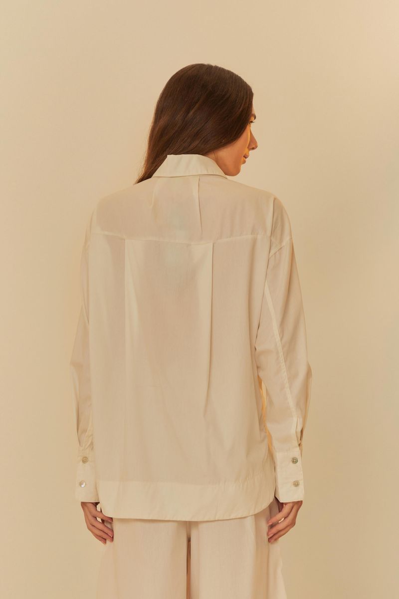 Vista-trasera-de-la-camisa-con-diseño-suelto.