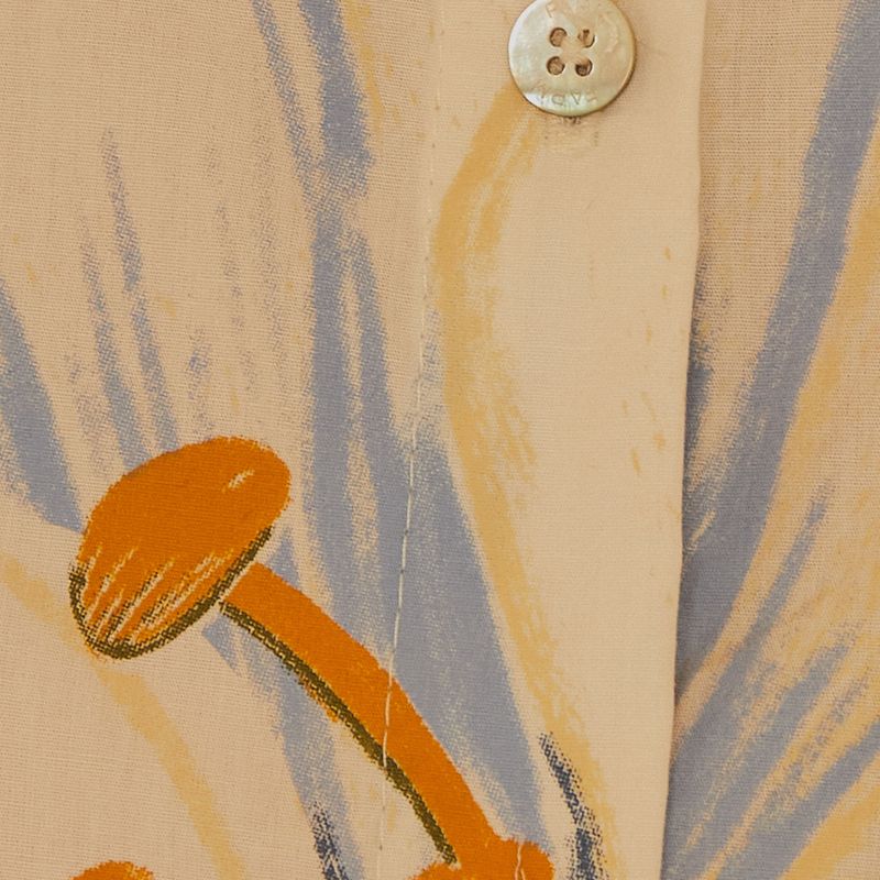 Acercamiento-del-estampado-de-flor-blanca-localizada-en-la-camisa.