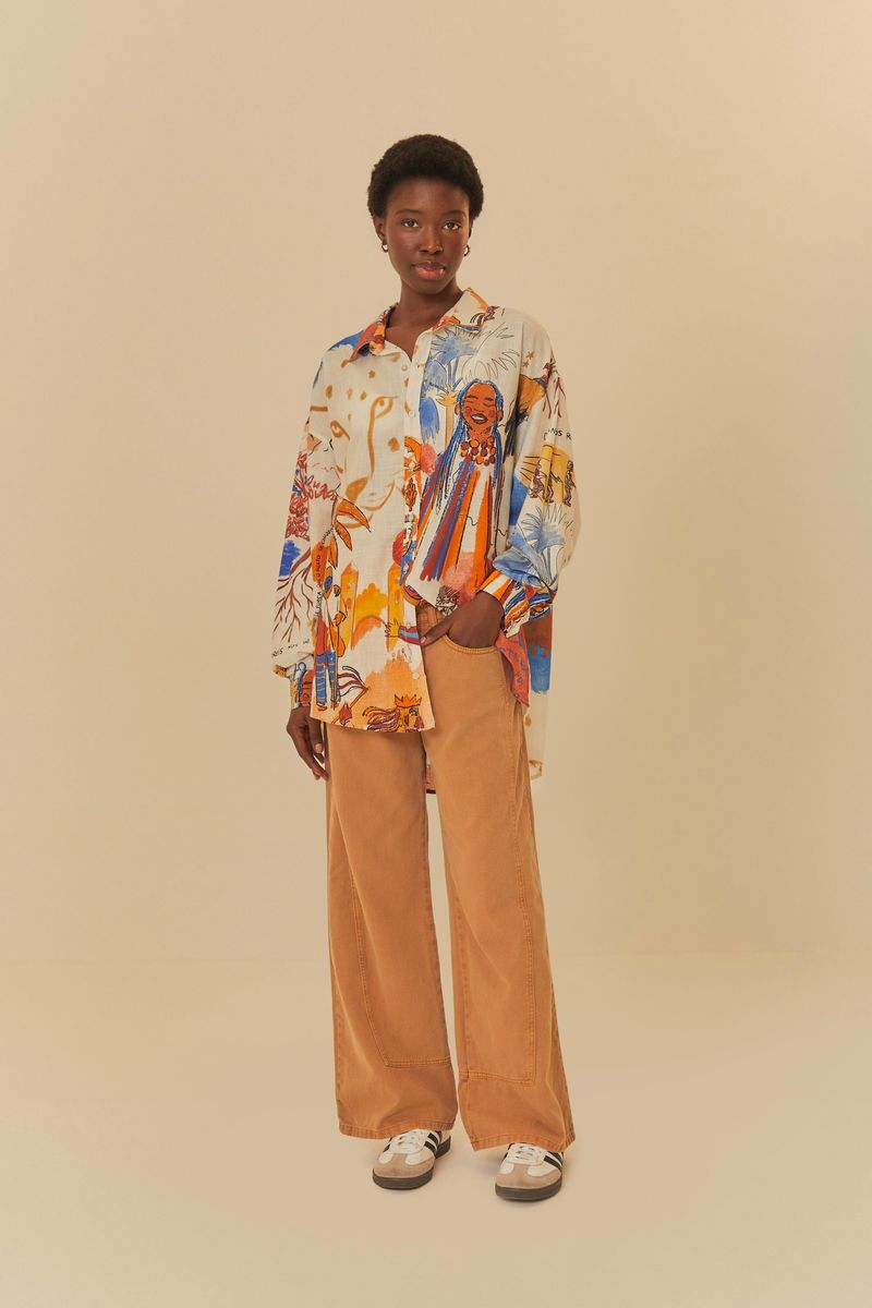 Modelo usando pantalón caramelo con camisa estampada.