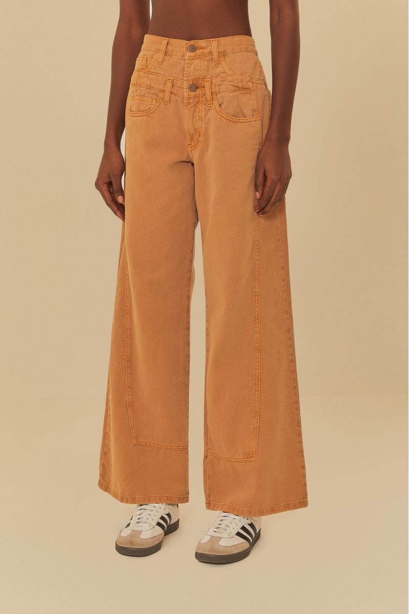 Vista frontal del pantalón caramelo con detalles de cintura alta.