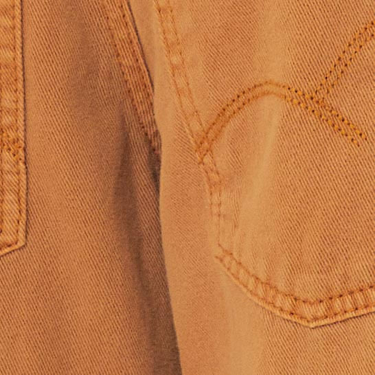 Detalle-de-la-tela-de-sarga-del-pantalon-caramelo.
