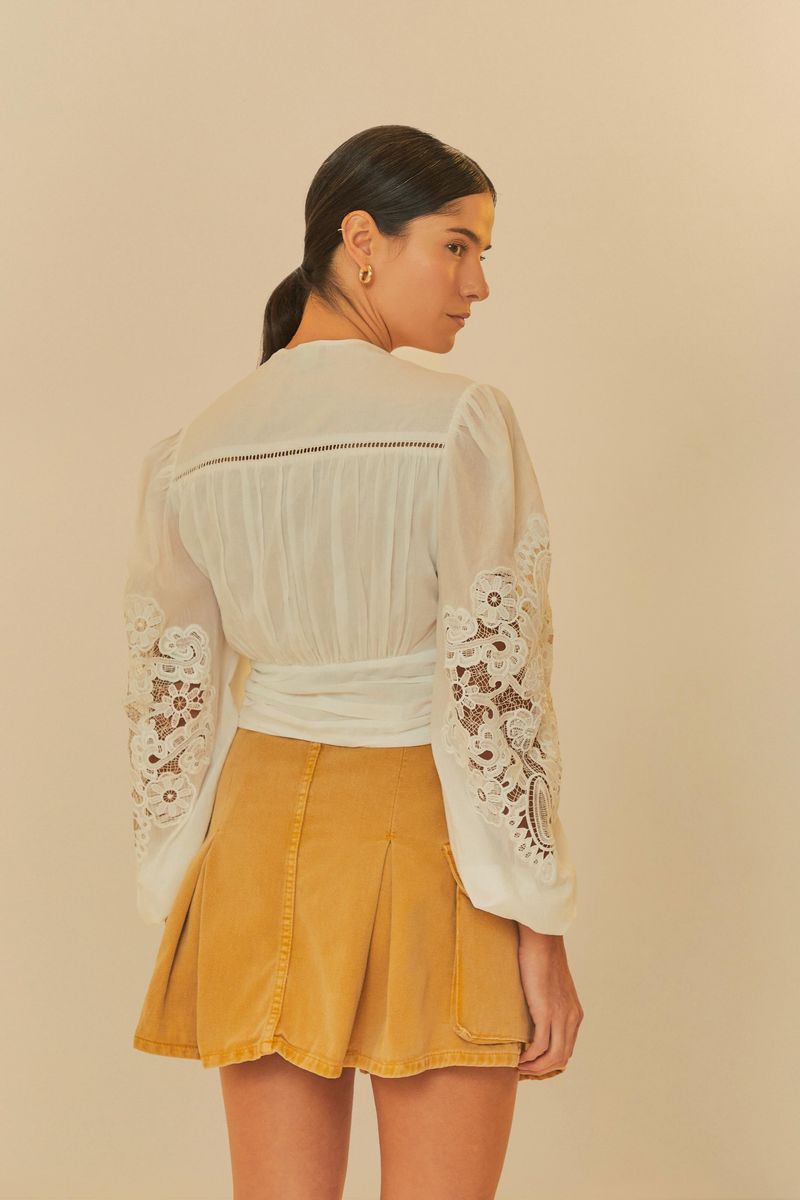Vista-posterior-de-la-falda-mostaza-con-pliegues.