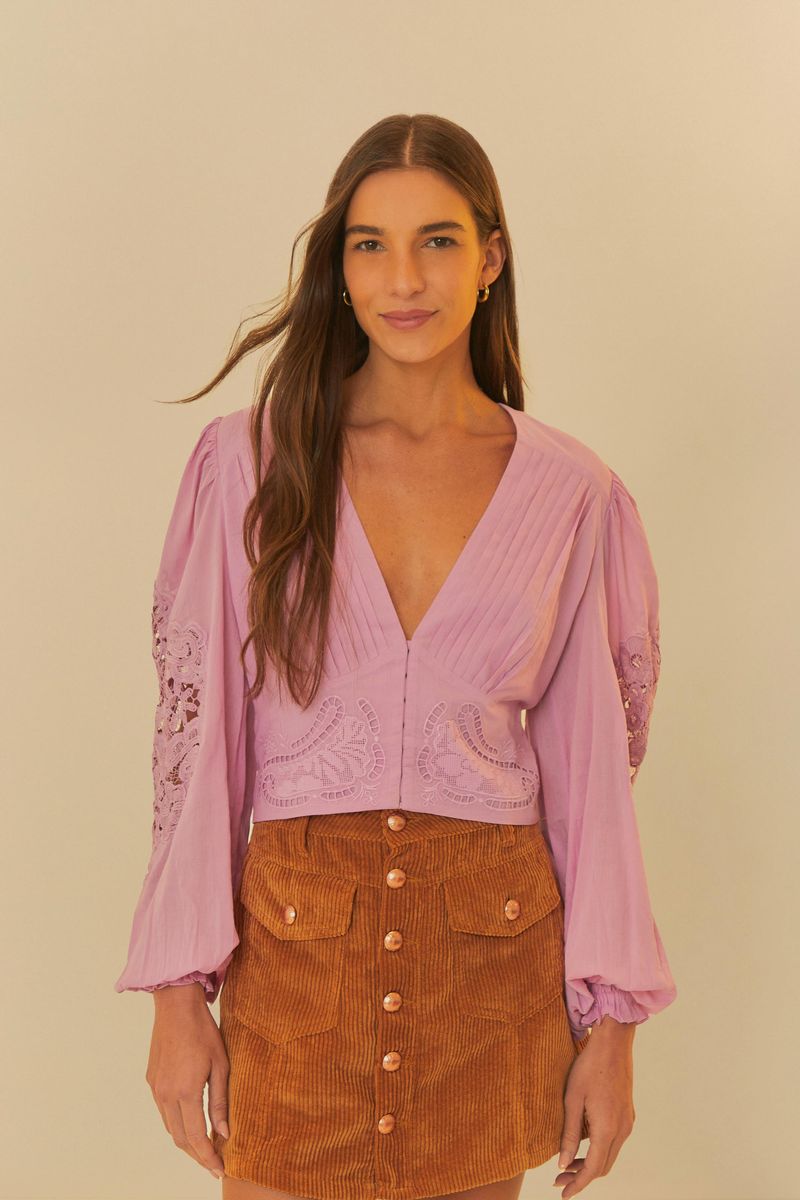 Blusa Romántica Bordada en tono terracota con escote en V y mangas abullonadas, vista frontal.